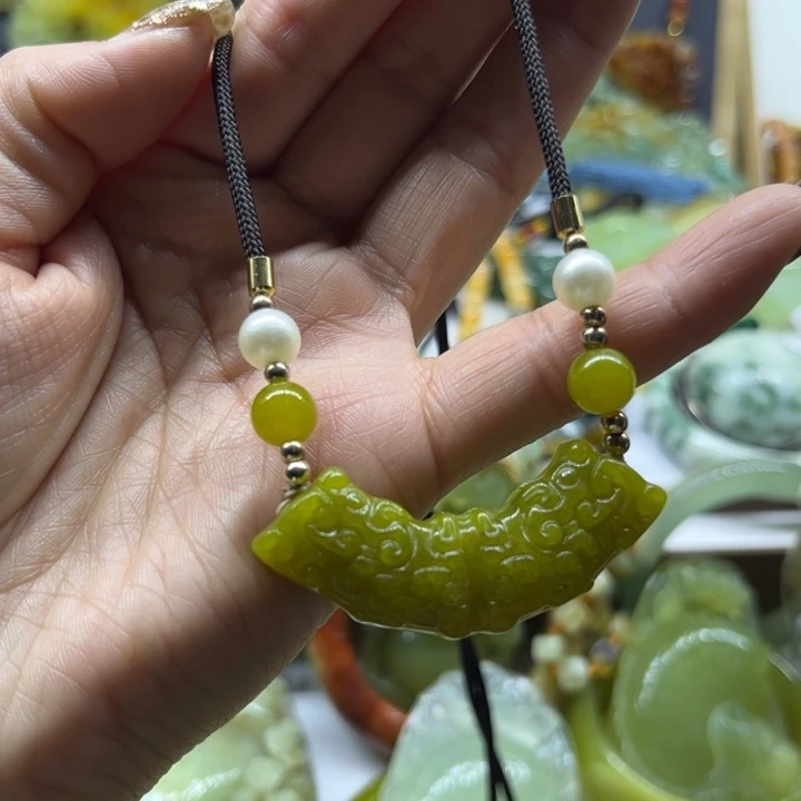 蛇纹石玉未镶嵌颈饰