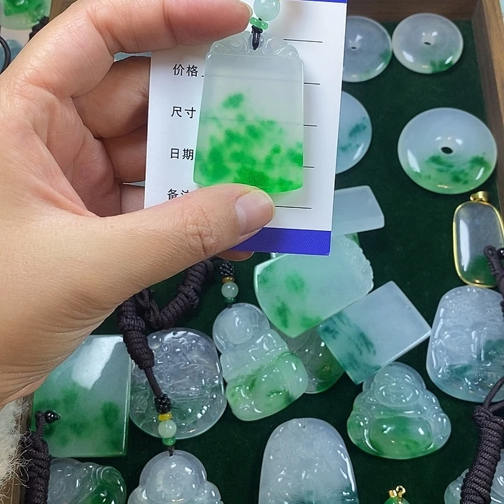 不***记翡翠未镶嵌颈饰无事牌