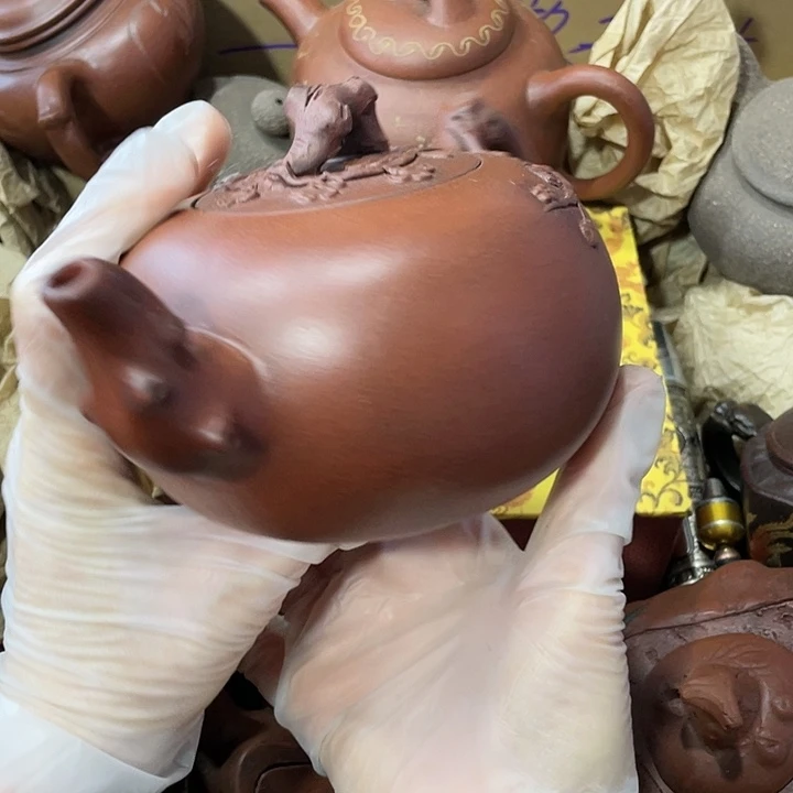 茶壶紫砂原矿泥料，手工制作一把紫砂壶。