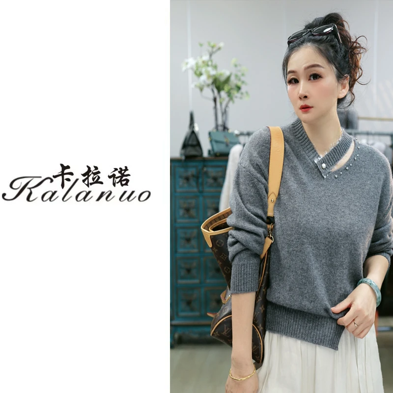 【卡拉诺】2025冬季新款精致纽扣飘带V领蜜熊绒钉珠针织衫6651