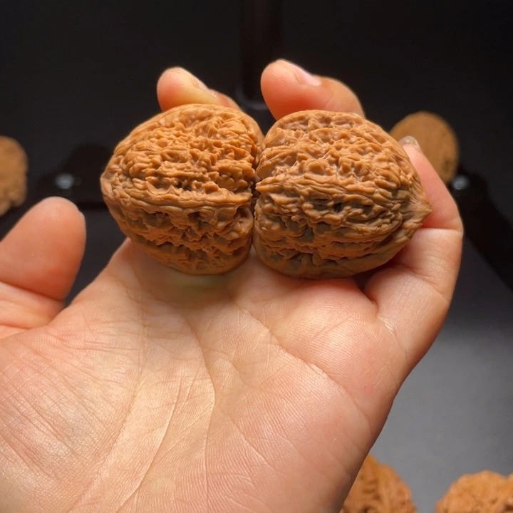 桃核吊坠陈**呀35三角南疆石一对