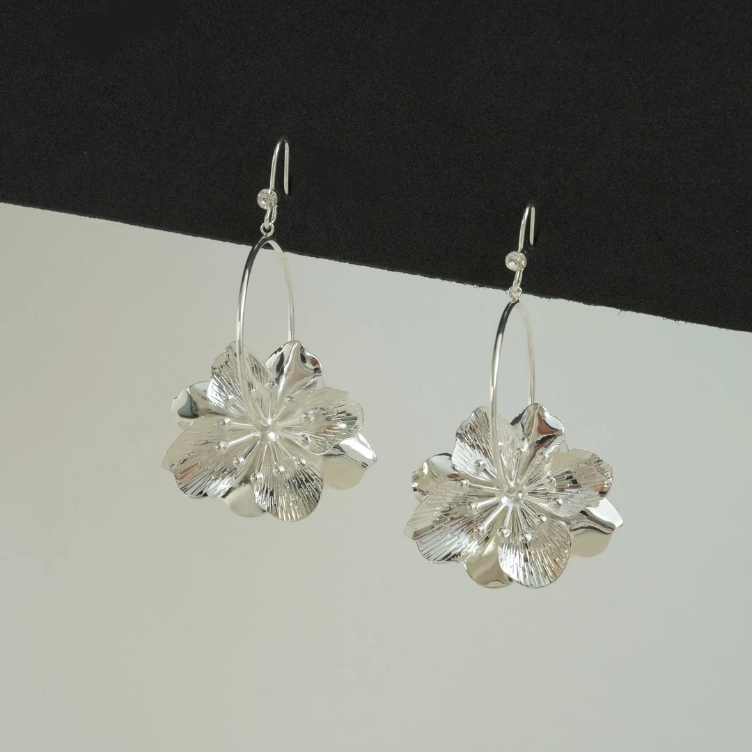 因缺斯汀饰品 铜合金耳饰 【冷调霜花】银色金属花朵耳环小众耳夹