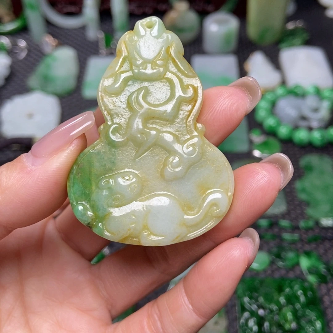 米***色翡翠未镶嵌挂件清