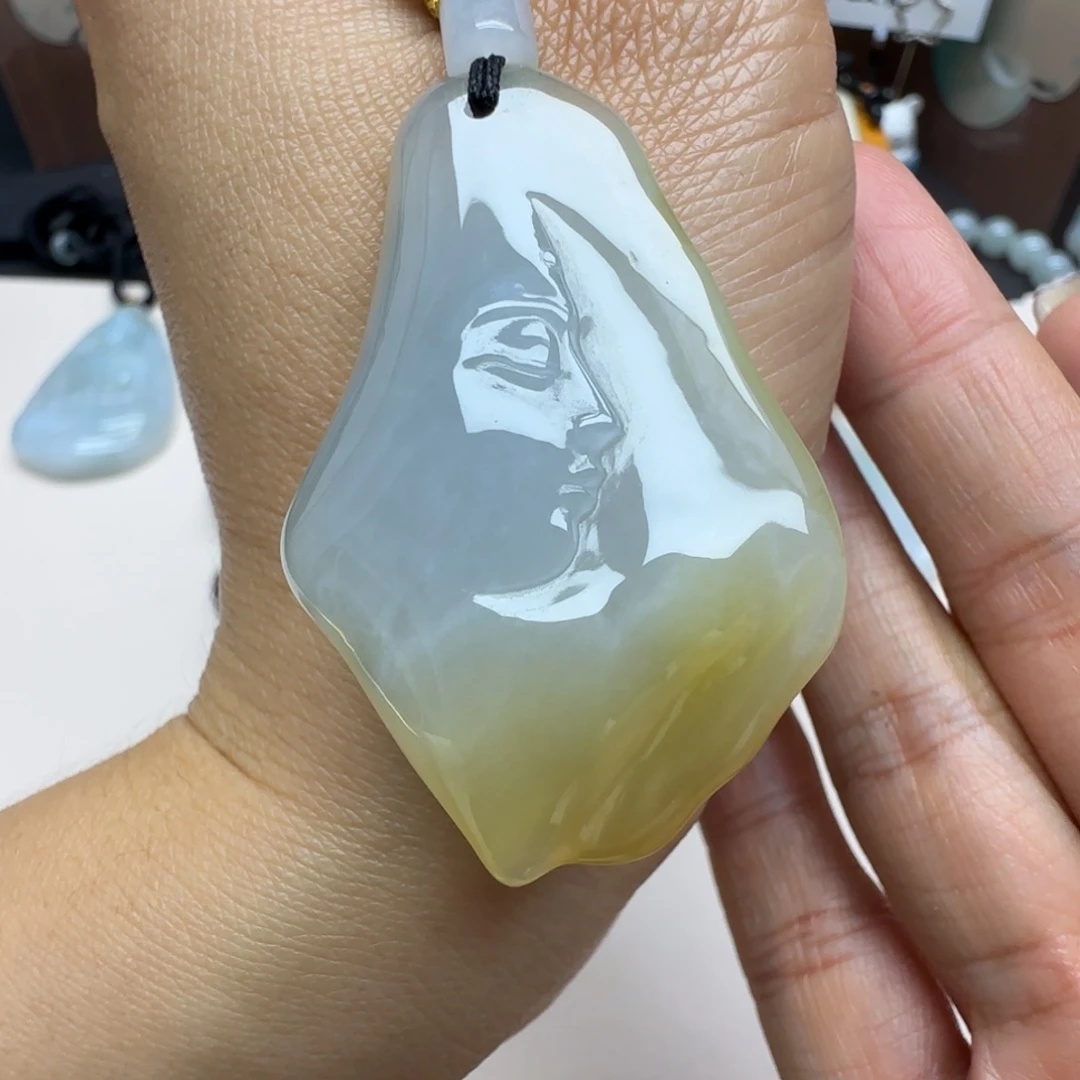 翡翠未镶嵌颈饰佛观天下