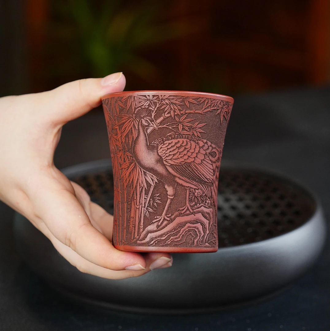069宜兴全手工紫砂原矿紫玉金砂泥料刻绘孔雀主人杯品茗杯茶杯