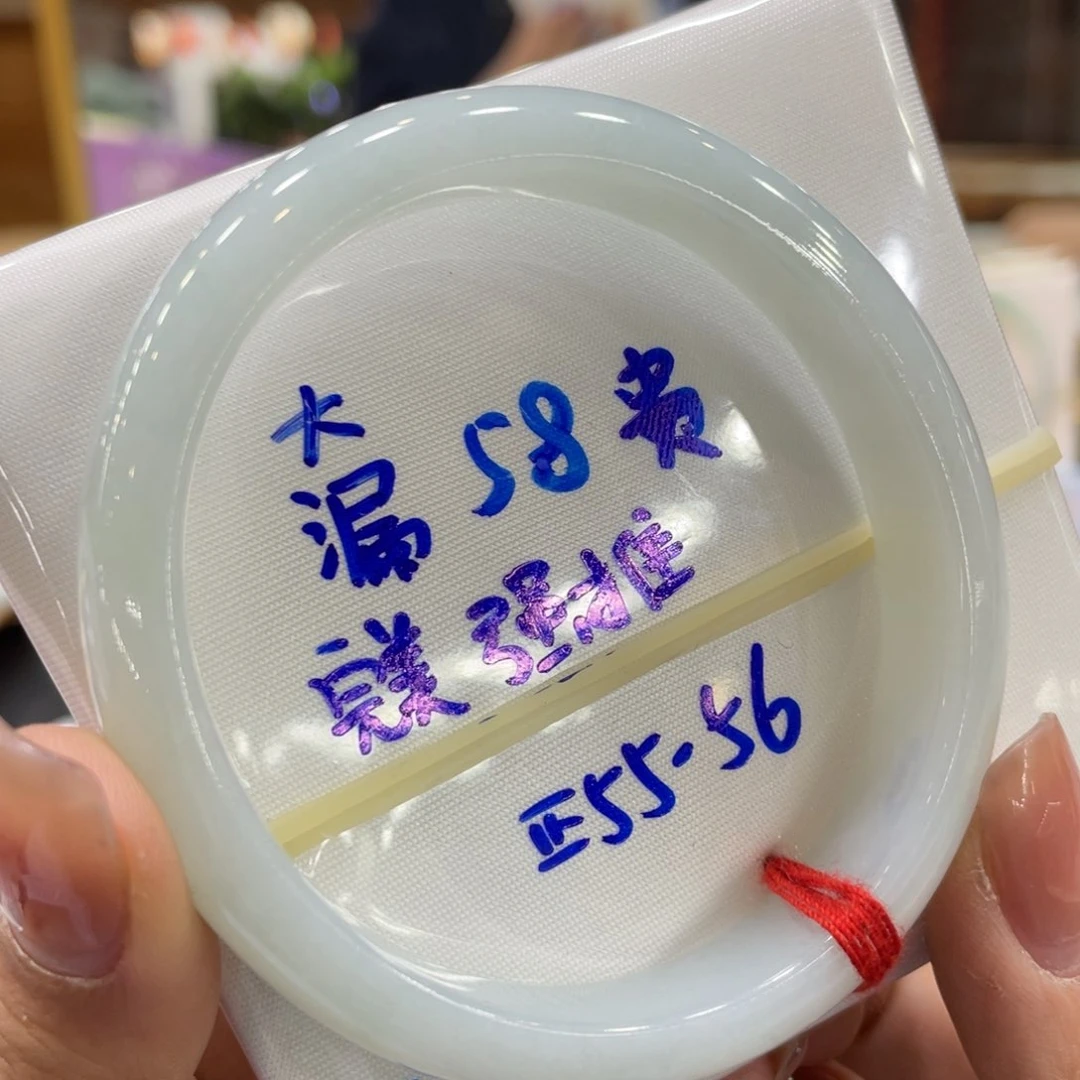 翡翠手镯未镶嵌翡翠手镯