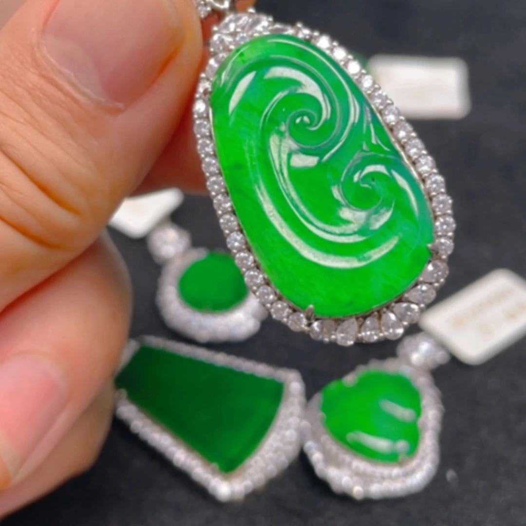 【闪购商品】颈饰银S925镶嵌翡翠吊坠