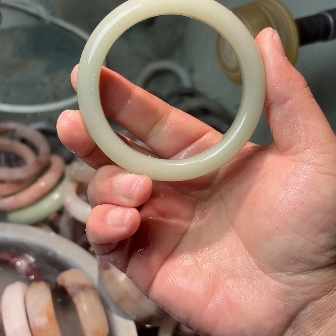 知***夏石英质玉未镶嵌手镯