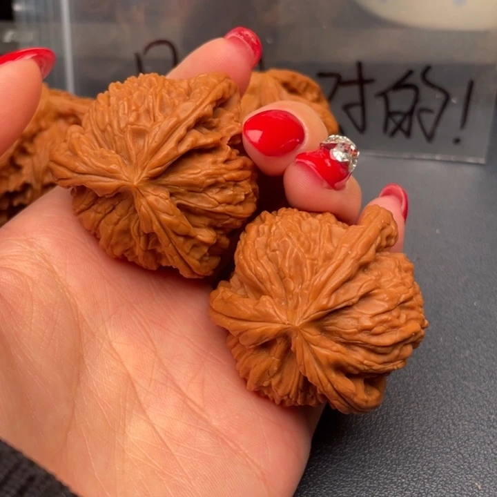 王***搭文玩核桃吊坠白狮子