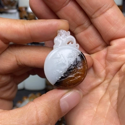 月***宫和田玉未镶嵌颈饰