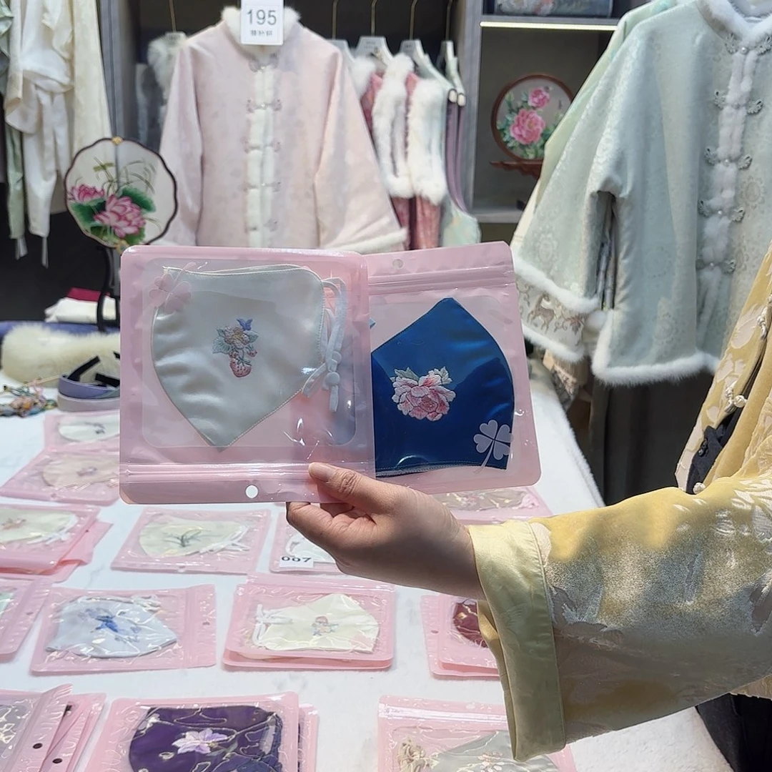 L***9非遗传承人的精神风貌和