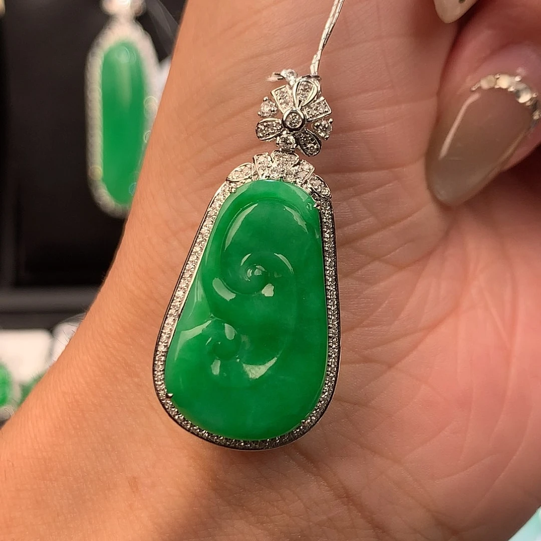 颈饰18K金镶嵌翡翠如意