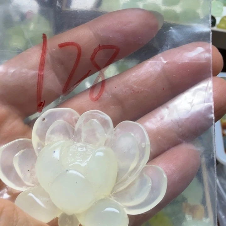 透闪石-蛇纹石玉挂坠未镶嵌