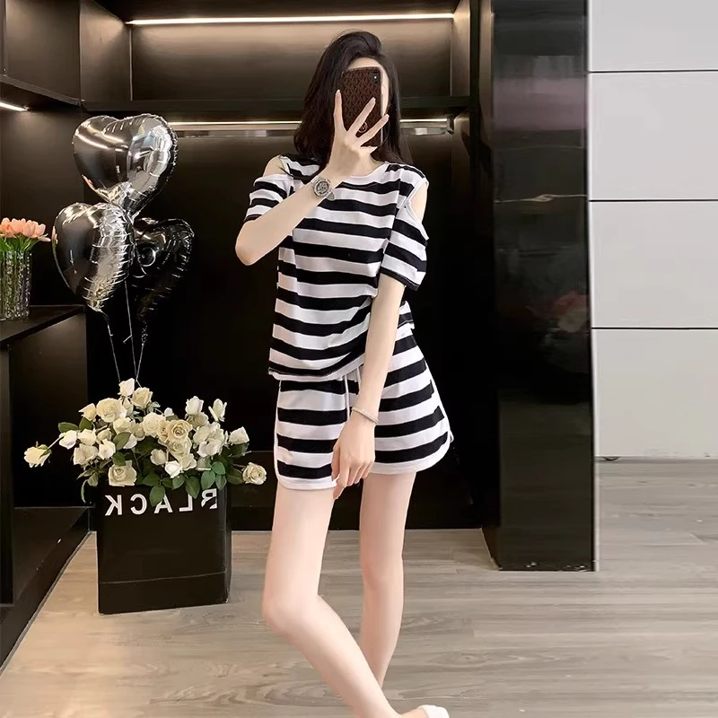 巨好看的休闲运动套装女夏爆款显瘦条纹露肩上衣短裤小个子两件套