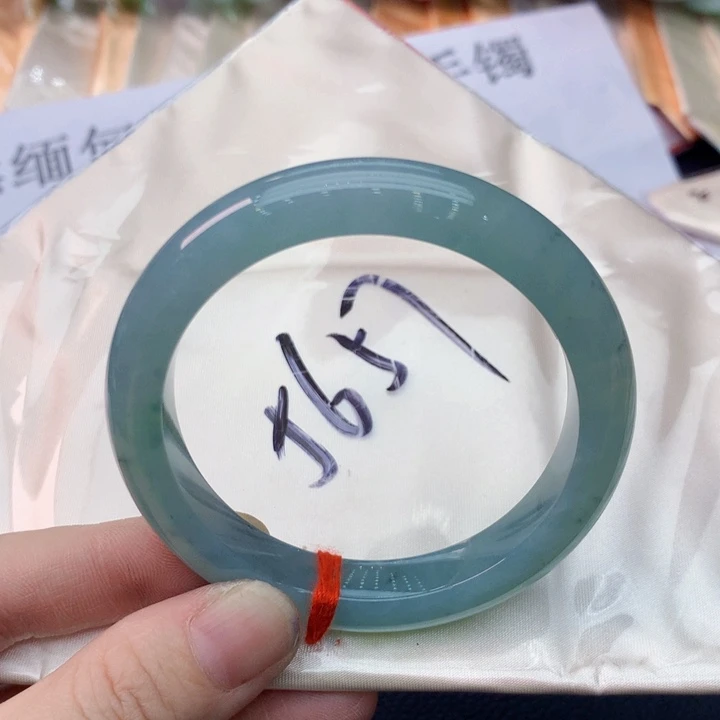 翡翠手镯未镶嵌翡翠手镯