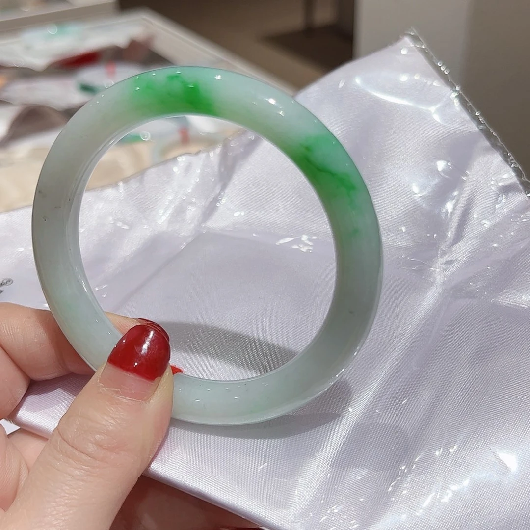 翡翠手镯未镶嵌翡翠手镯