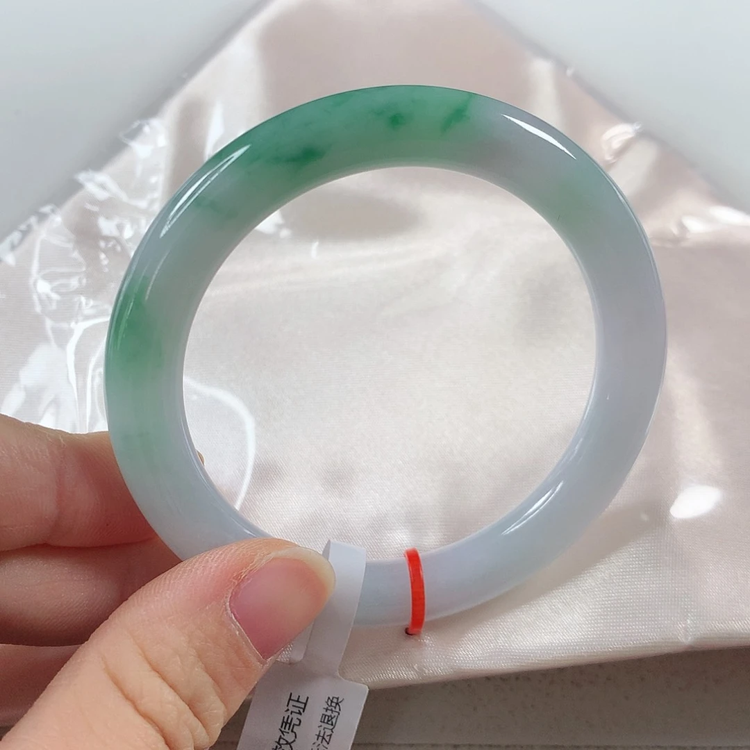 翡翠手镯未镶嵌芋**子 圆条