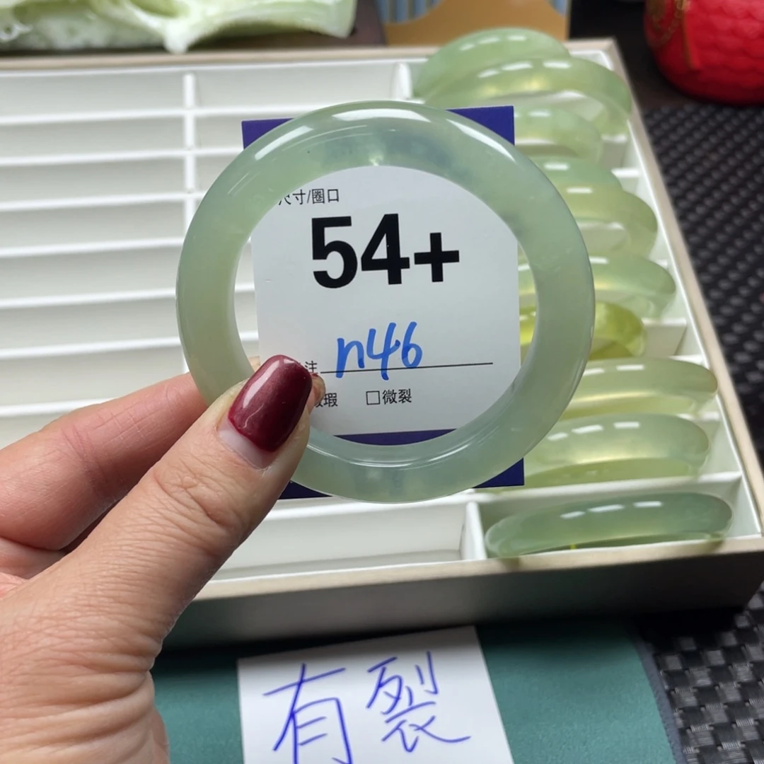 蛇纹石玉手镯未镶嵌