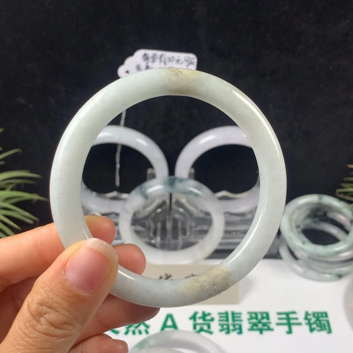 翡翠未镶嵌手镯70号。58圈