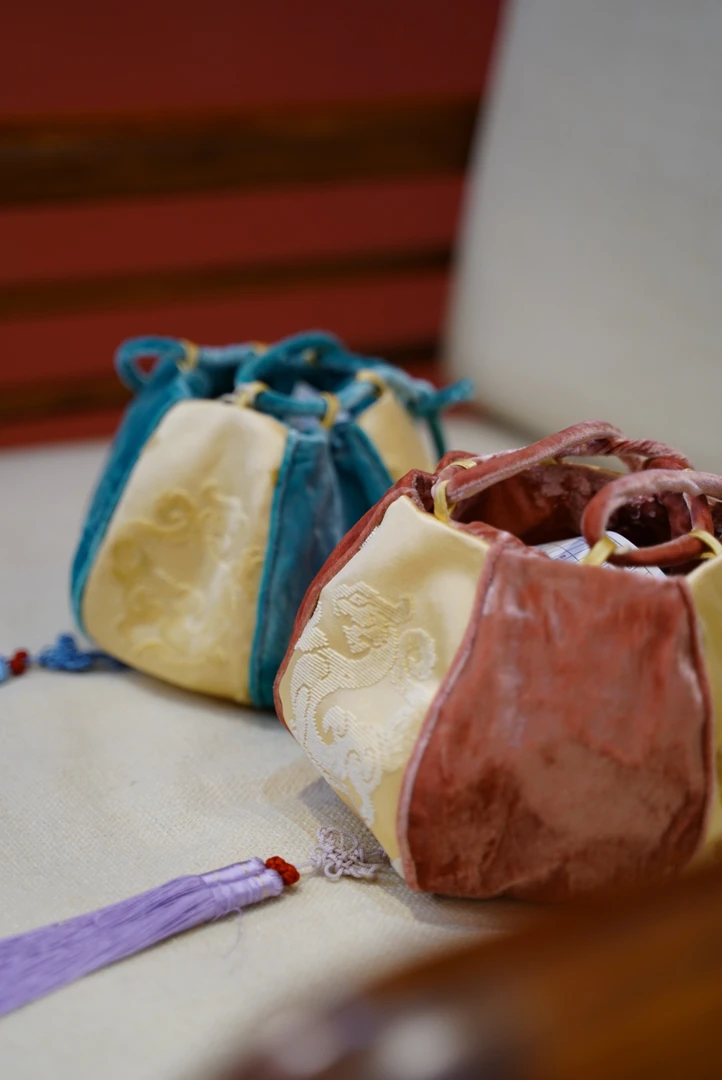 大满家丝绒拼接米白夔龙漳缎桑蚕丝提灯包床品