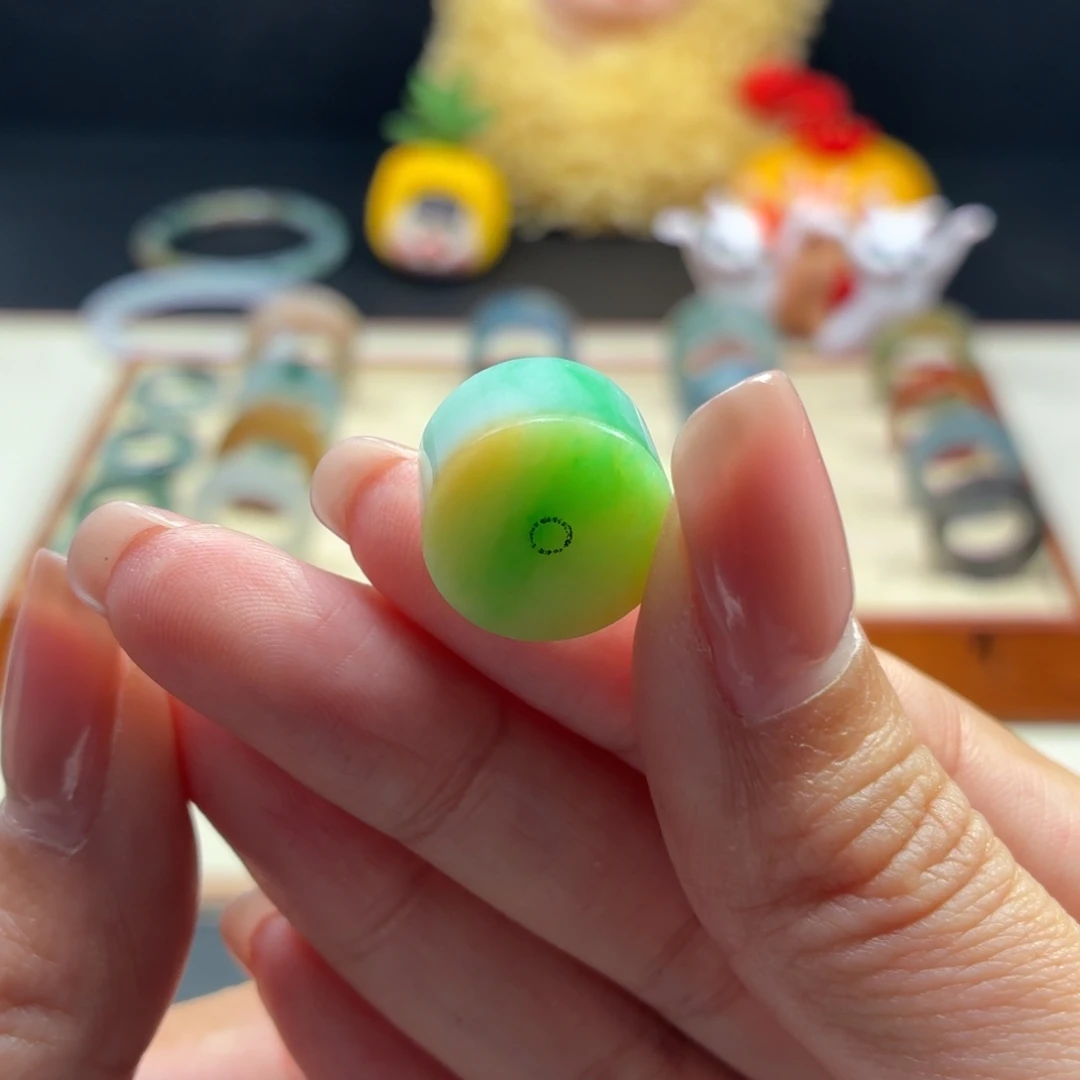 未镶嵌定制翡翠黄加绿（瑕)15.2*8.9mm