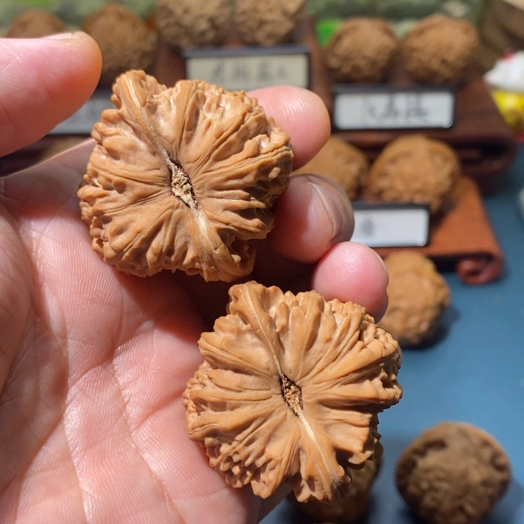 沧****文玩核桃吊坠三角白全品