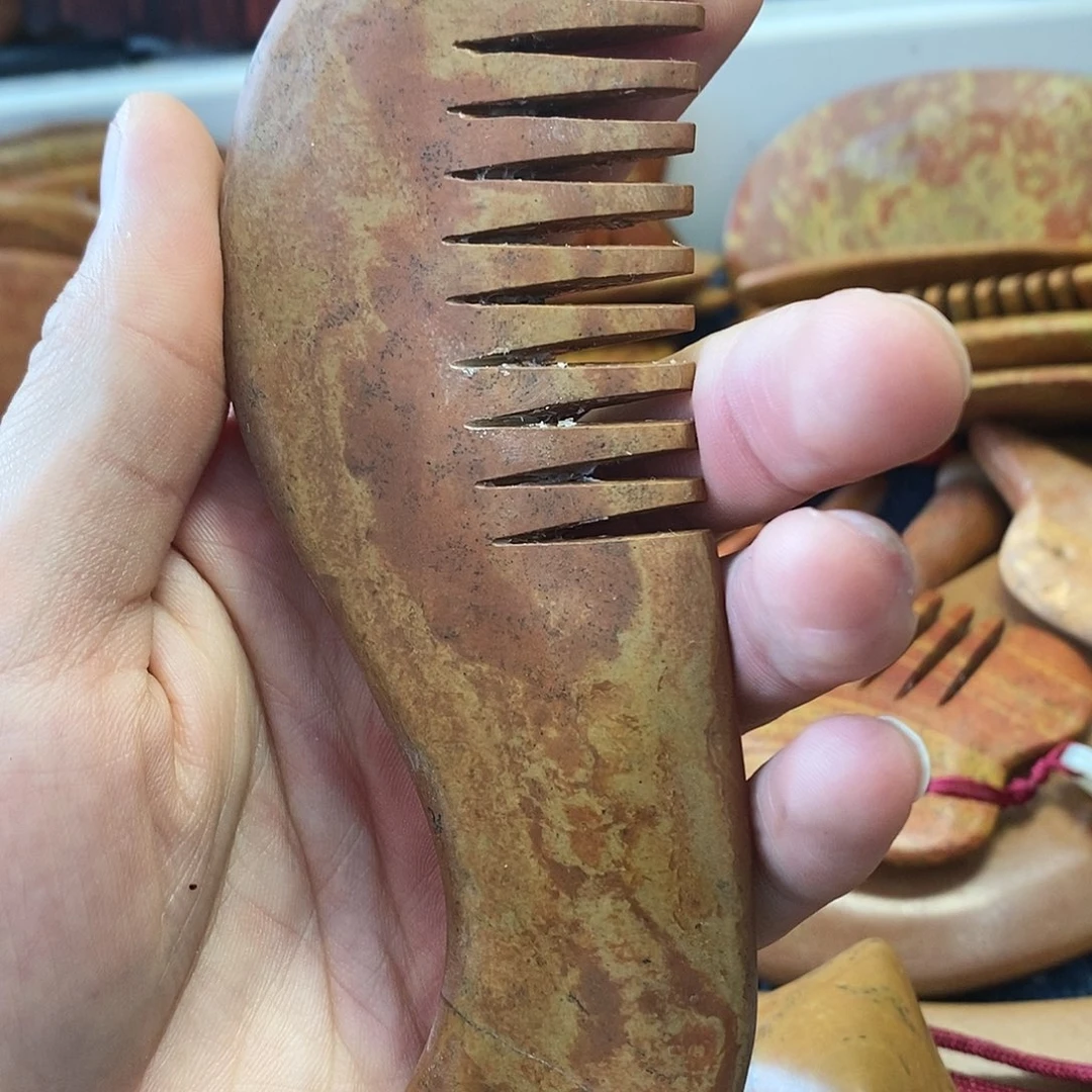 泗滨砭石弯把梳子