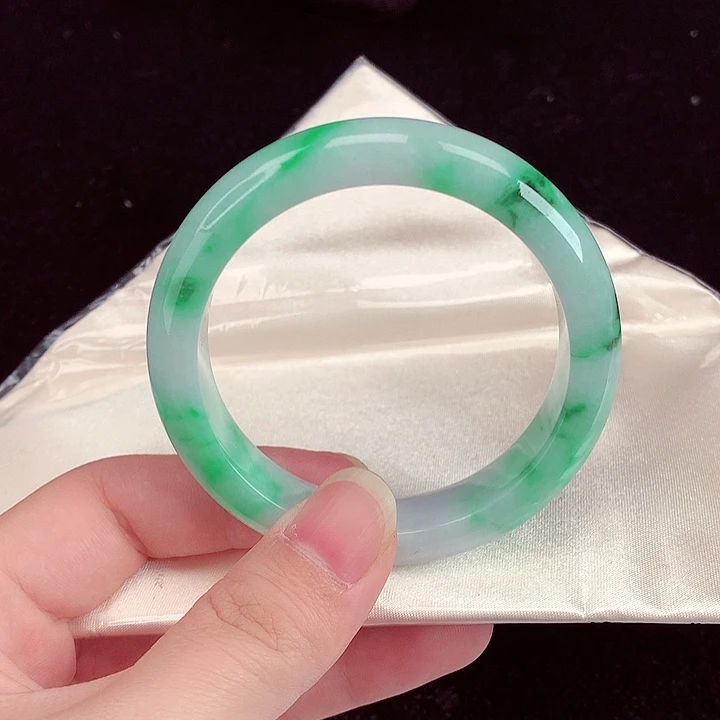 翡翠手镯未镶嵌翡翠