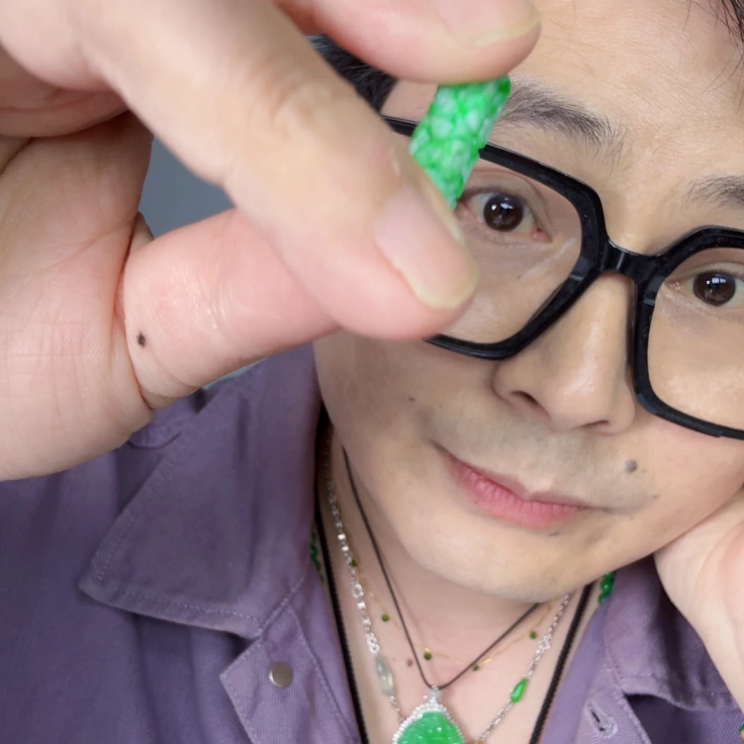翡翠未镶嵌颈饰一件