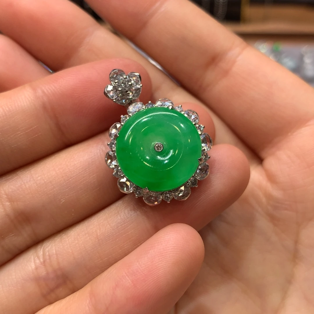 翡翠颈饰18K金镶嵌吊坠