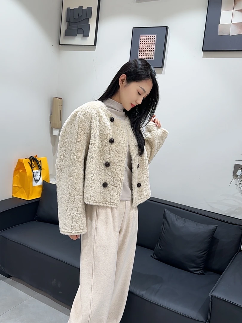 短款纽扣羊毛外套