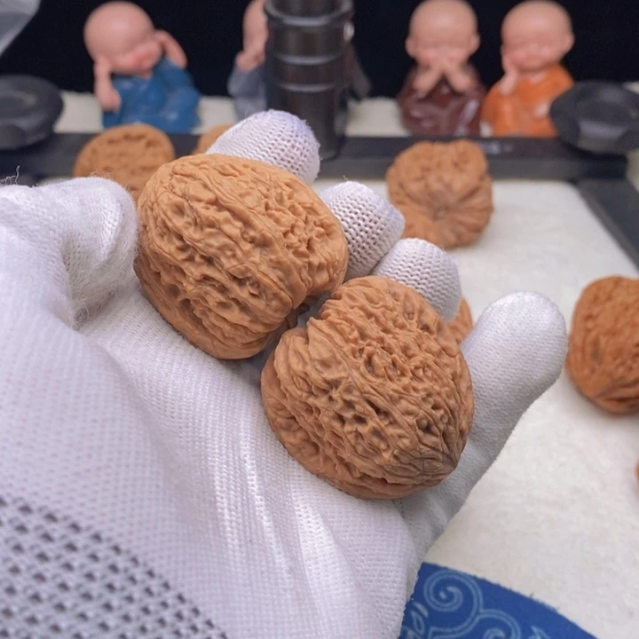 文玩核桃把件何*龙文玩核桃