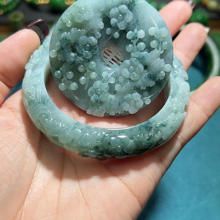 翡翠手镯未镶嵌翡翠手镯