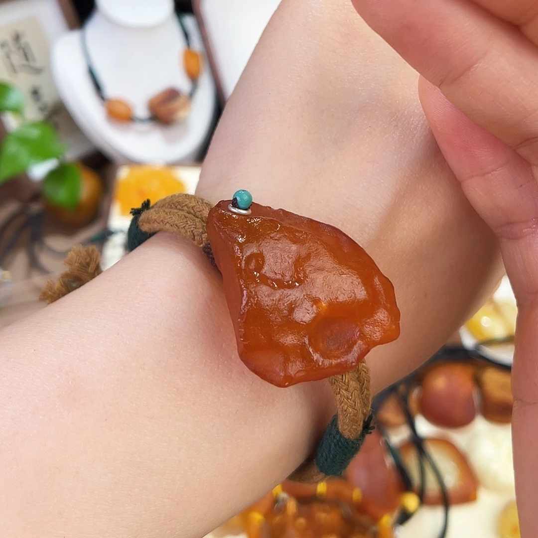 琥珀珠宝奇石未镶嵌。