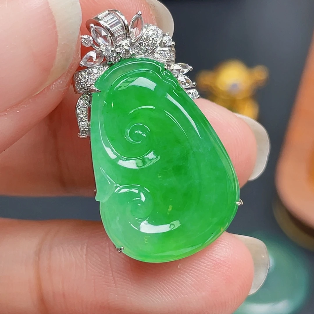 翡翠18K金镶嵌颈饰绿如意