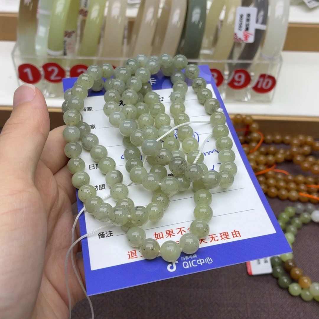 艾***莎和田玉未镶嵌手镯