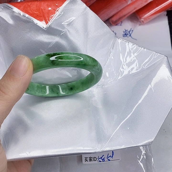 翡翠未镶嵌手镯一图一物实物为准（微瑕处理）