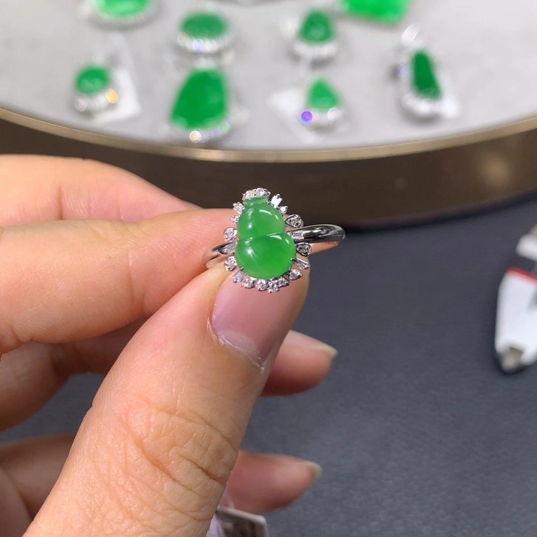 翡翠戒指18K金镶嵌翡翠