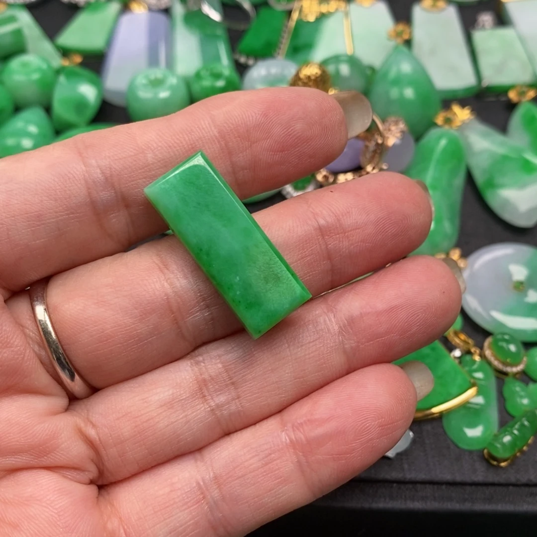 一***兰翡翠未镶嵌颈饰翡翠