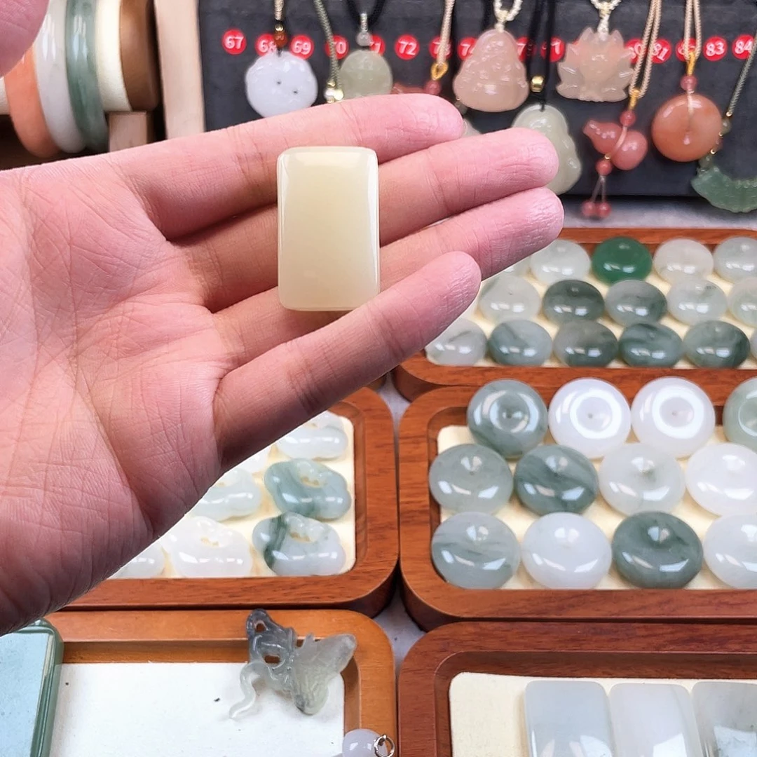 石英质玉未镶嵌颈饰