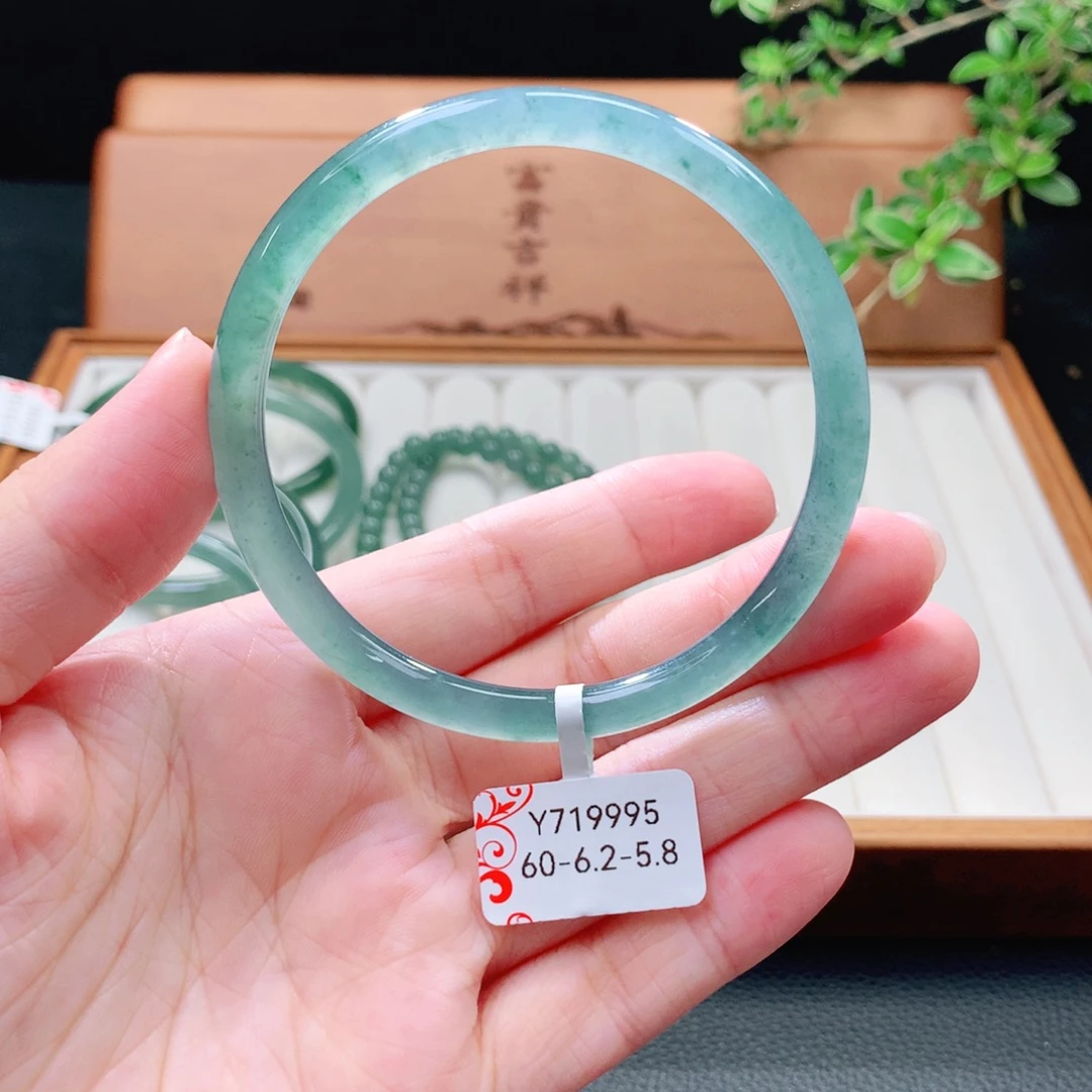 未镶嵌手镯（圆镯）翡翠
