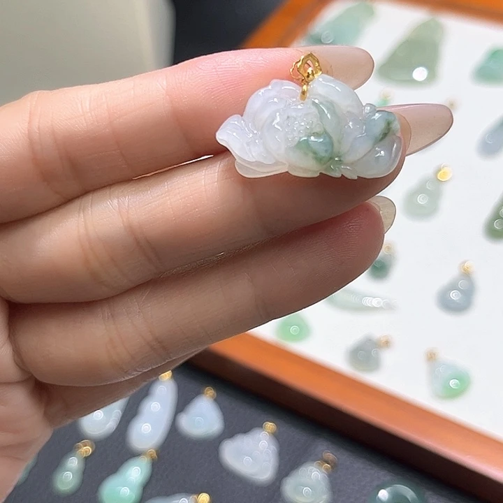 颈饰18K金镶嵌翡翠