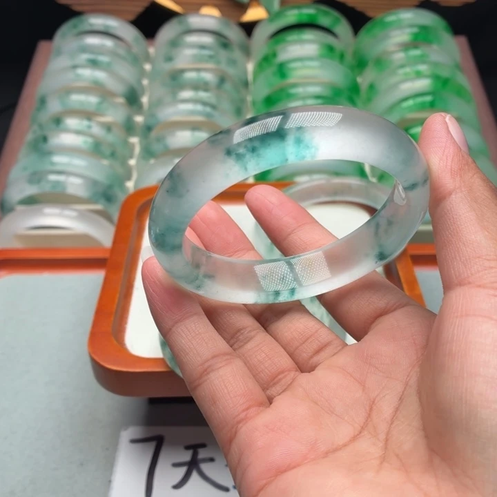 用***1石英质玉未镶嵌手镯