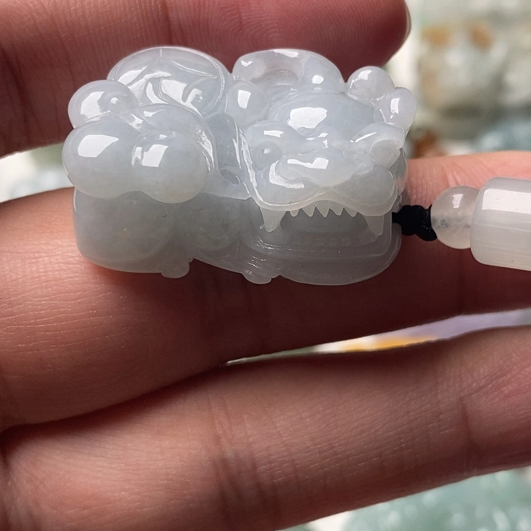 翡翠未镶嵌颈饰貔貅