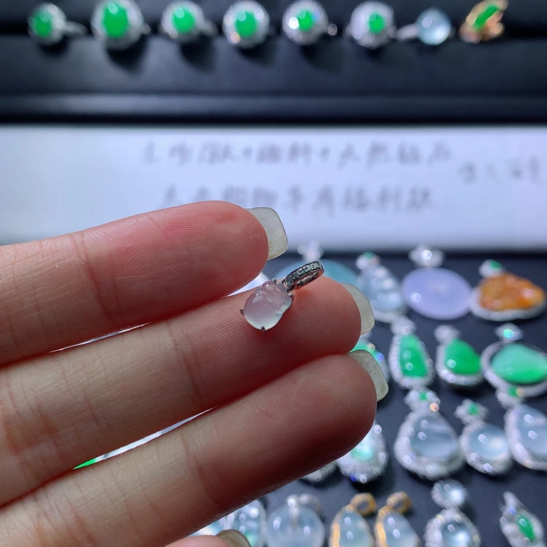 颈饰18K金镶嵌翡翠伴钻
