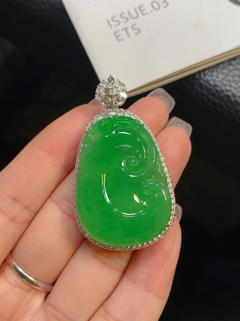 【拾玥珠宝】天然缅甸翡翠A货 阳绿如意吊坠