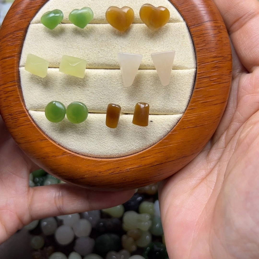 和田玉未镶嵌颈饰多样性发其一。