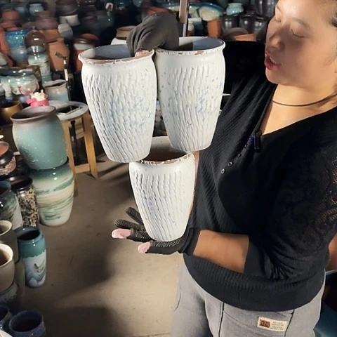 口13 高20瑕疵三个盆子。