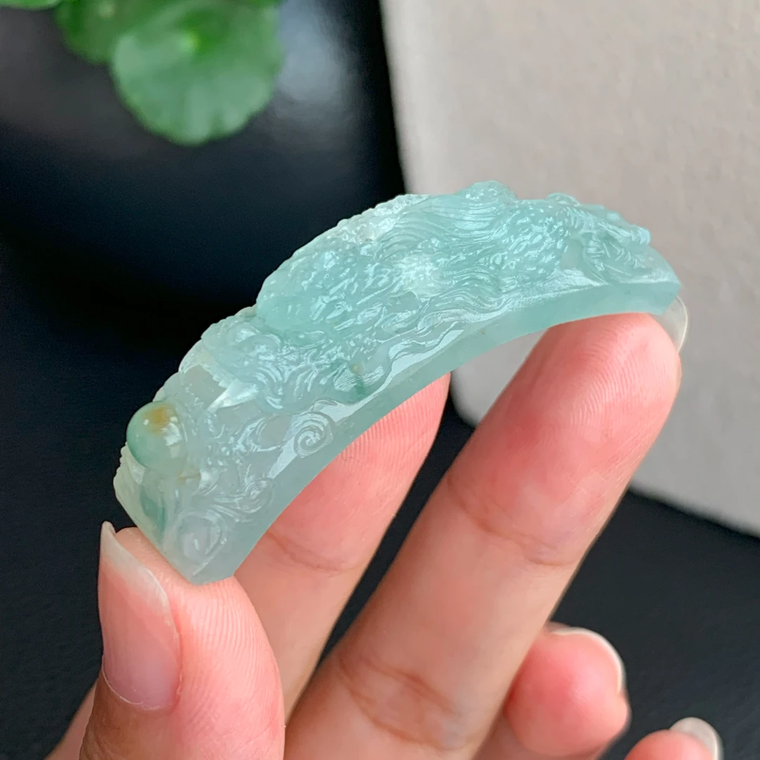 【自然光实拍】天然翡翠A货冰胶俏黄飘蓝花色龙手牌 定制毛货未抛光