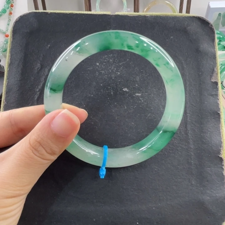 未镶嵌手镯石英质玉（非洲翠）